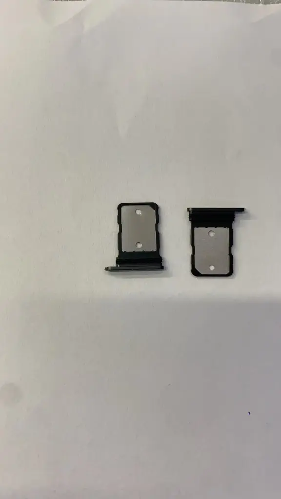Google Pixel 8a SIMカードトレイ