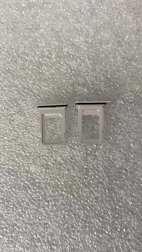 iPhone 16e SIMトレイ白