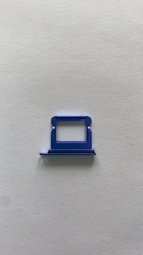 iPhone 16・16 Plus通用 SIMトレイ シングル ウルトラマリン 
