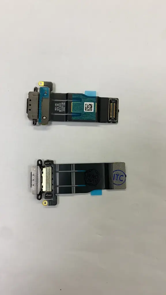 iPad Pro 13 インチ (M4) 2024 ドックコネクター ブラック（取り外し品）